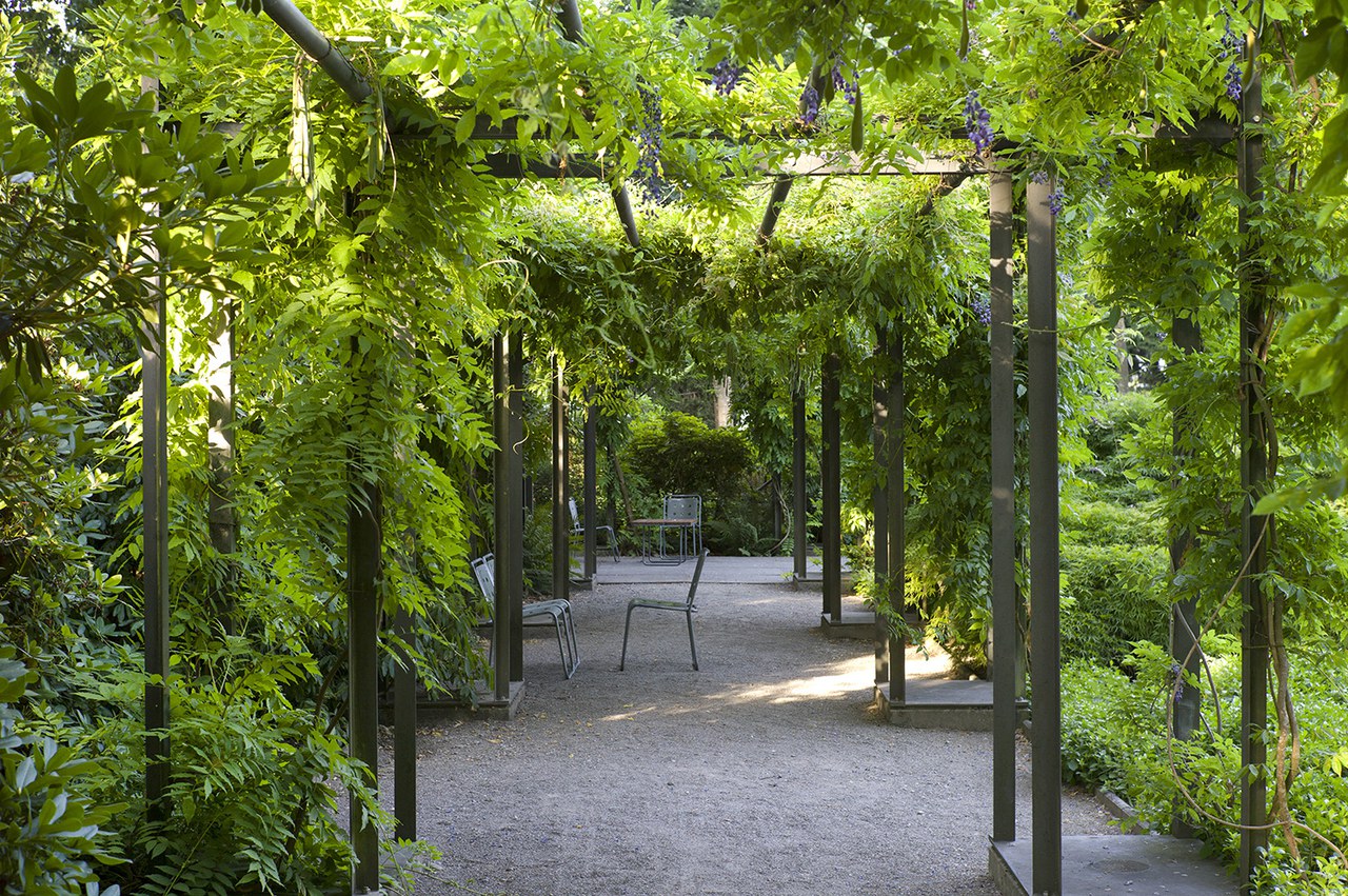 Pergola im Rosengarten
