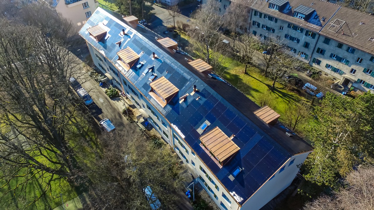 Das Bild zeigt eine Drohnenaufnahme der Photovoltaikanlage auf dem Gebäude an der Burckhardtstrasse.