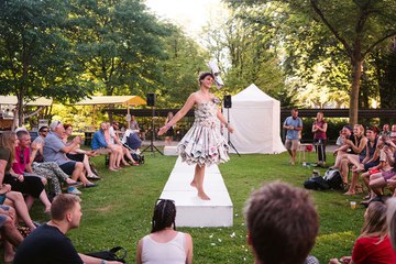 14 Modenschau der anderen Art Papierkleid P.Amez. Vergrösserte Ansicht