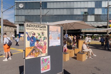 Plakatausstellung auf dem Bahnhofplatz. Vergrösserte Ansicht