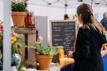 Lokale Produzent*innen präsentieren ein regionales und saisonales Essensangebot. Vergrösserte Ansicht