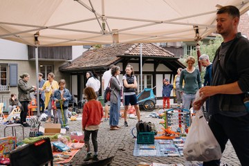 Kinderflohmi auf dem Nydegghof. Vergrösserte Ansicht