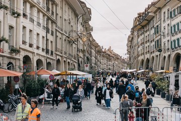 Belebter interaktiver Markt in der Gerechtigkeitsgasse. Vergrösserte Ansicht