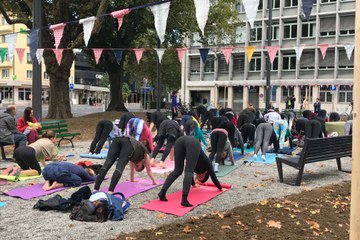 Yoga am autofreien Sonntag. Vergrösserte Ansicht