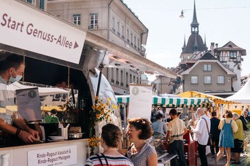 Marktstand an der Kulinata. Vergrösserte Ansicht