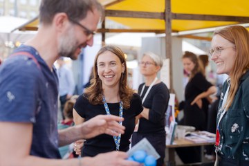 Eröffnungsfest Berner Nachhaltigkeitstage 2025: Gespräche (Foto: Manuel Lopez). Vergrösserte Ansicht