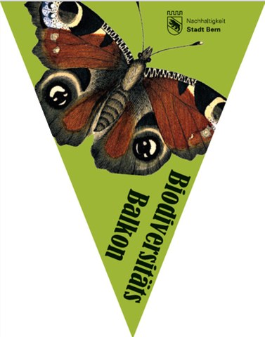 Flagge Biodiversitäts Balkon mit einem Schmetterling und dem Logo der Stadt Bern