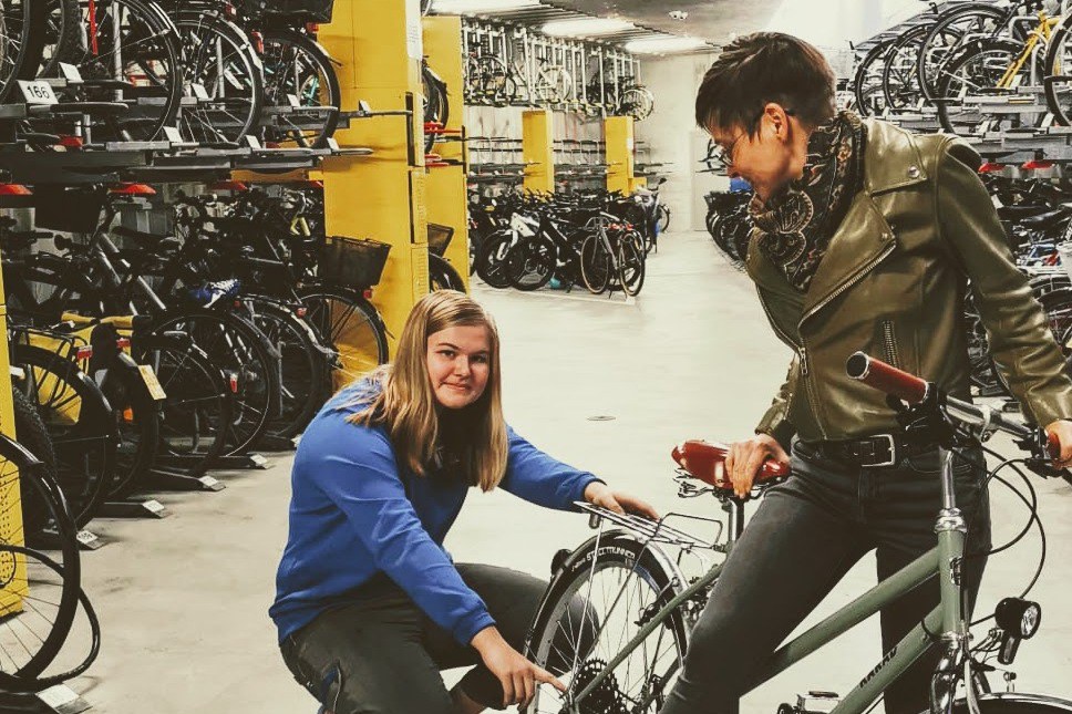 Claudia Hänzi, Leiterin Sozialmat Bern, fährt mit ihrem neuen KARAD los