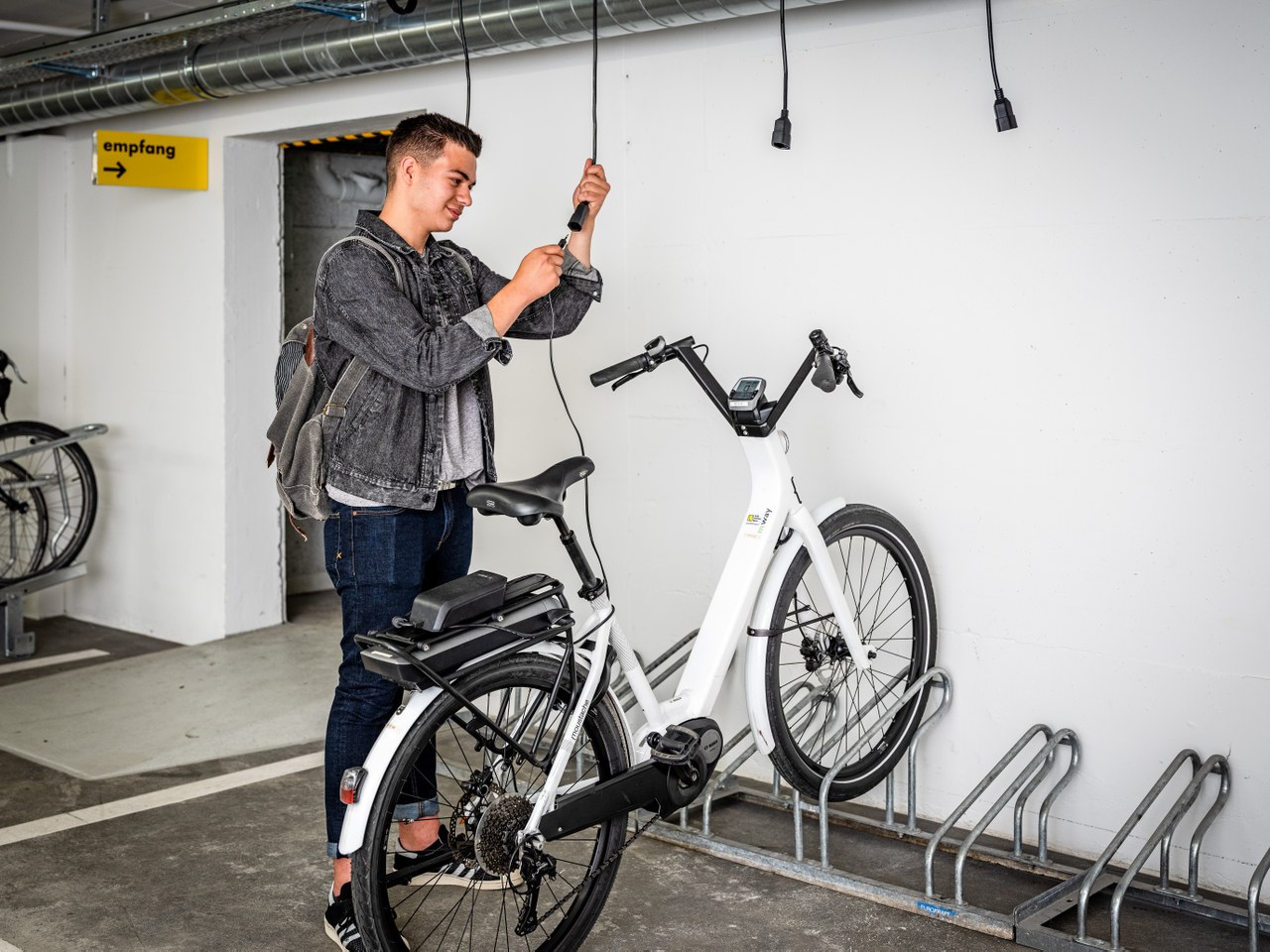 Kunde benutzt E-Bike-Aufladestation in der Velostation Schanzenbrücke