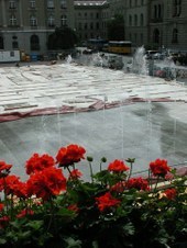 Das Verlegen der Natursteinplatten auf dem Bundesplatz